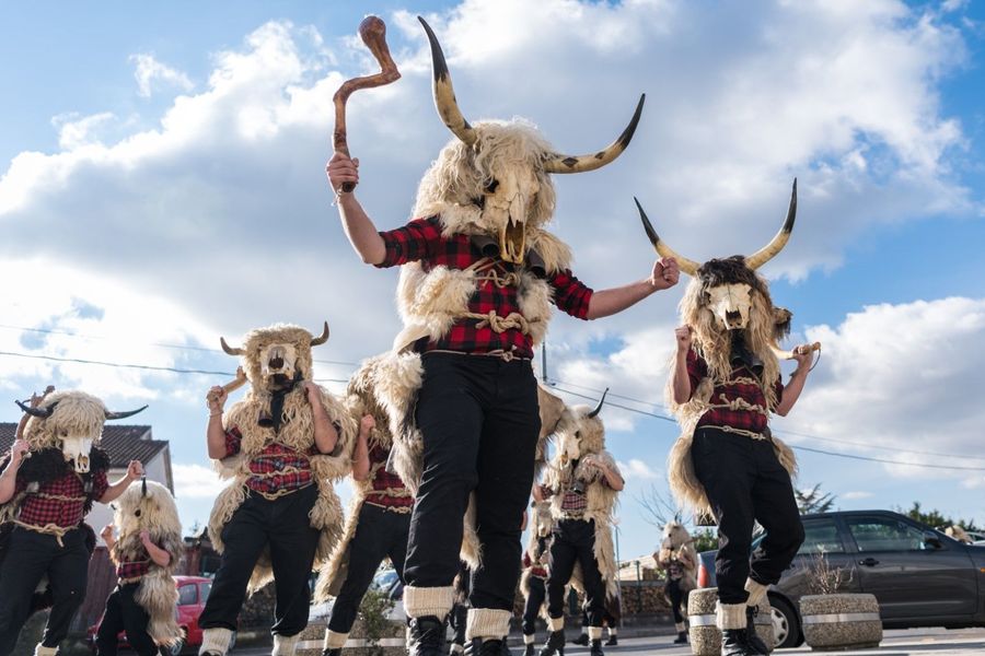 GROBNIČKI DONDOLAŠI I ZAMETSKI ZVONČARI